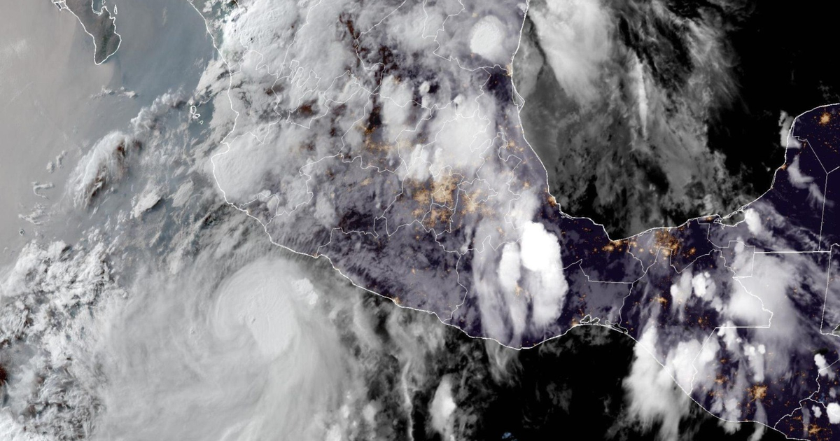 Imagen satelital del huracán Flossie en el océano Pacífico, mostrando nubes y actividad ciclónica.