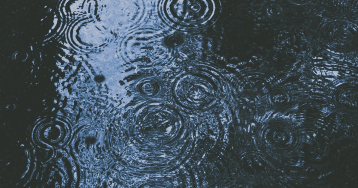 Ondas de lluvia en agua oscura, reflejo del huracán Flossie en Sinaloa