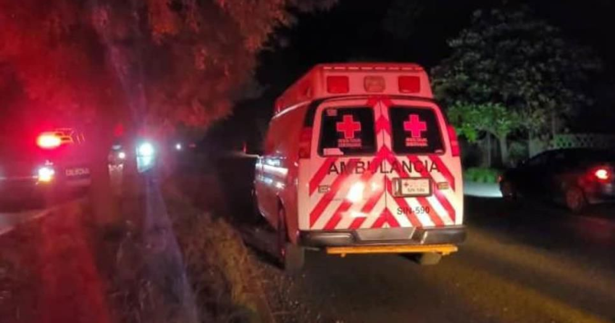 Ambulancia en carretera nocturna tras impacto de rayo en Guasave