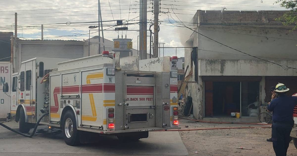 Camión de bomberos en acción durante un incendio en bodega de mariscos en Los Mochis