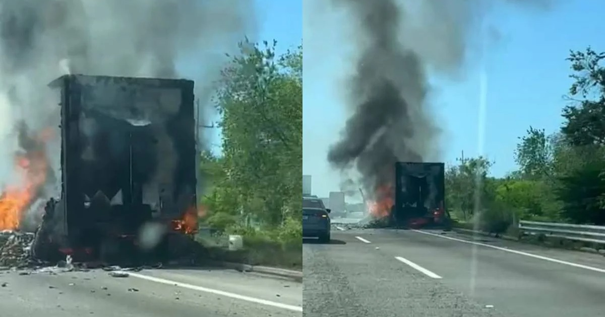 Camión en llamas en la autopista Mazatlán-Culiacán, con humo denso y fuego visible en la parte trasera.