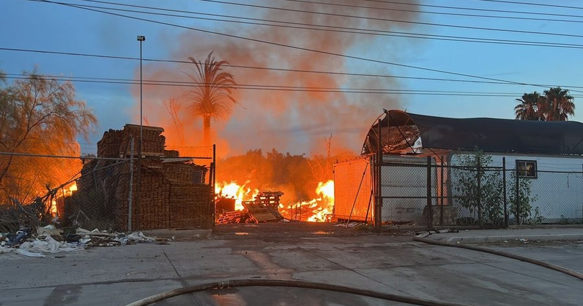 Incendio en bodega de Los Mochis con llamas y humo visible
