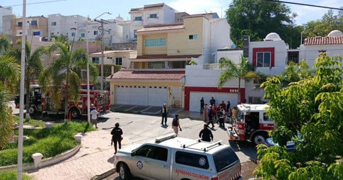 Camión de bomberos y camioneta de emergencias en calle residencial de Culiacán tras conato de incendio en asilo.