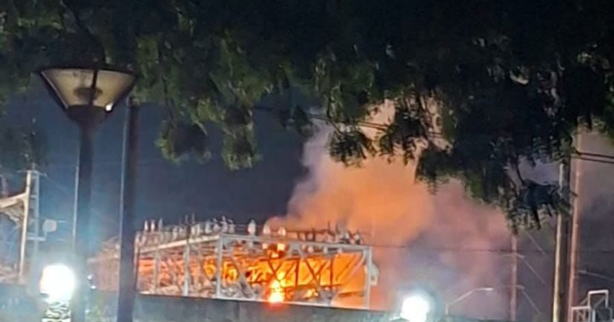 Incendio nocturno en subestación eléctrica de CFE con humo y llamas visibles