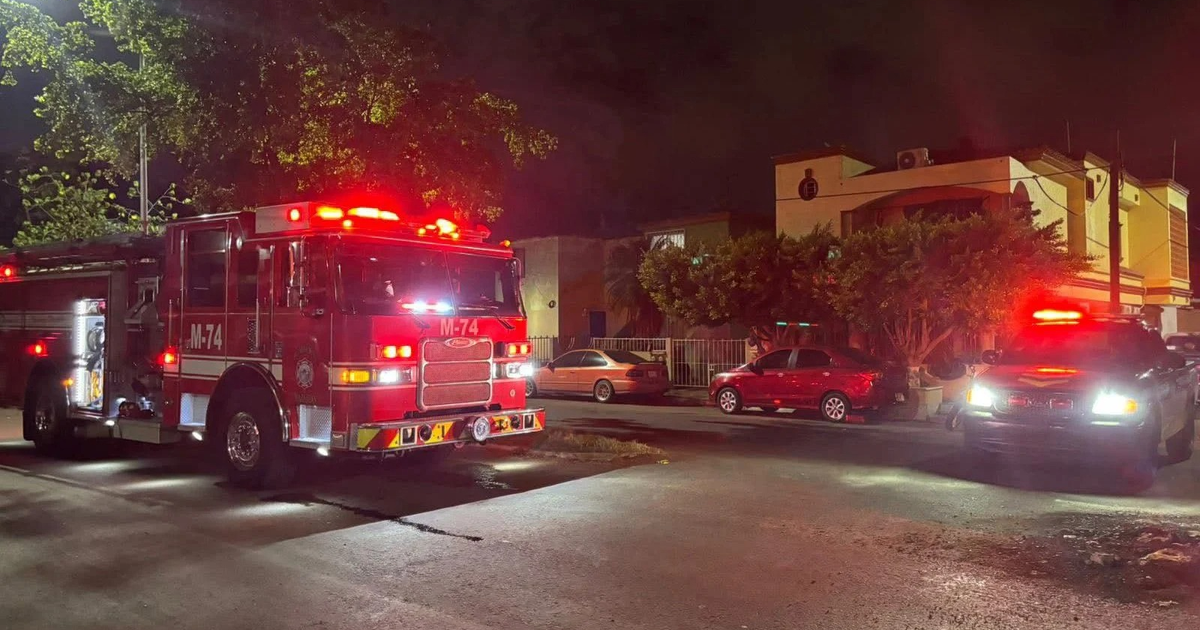 Camión de bomberos y vehículo de policía en intervención nocturna en Mazatlán
