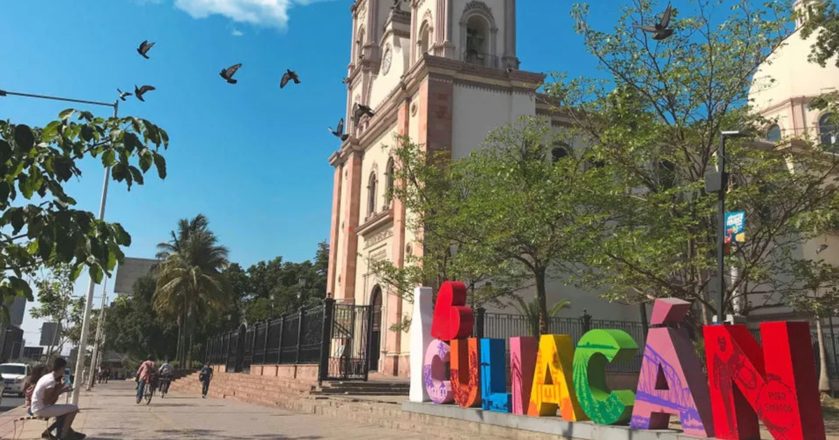 Paisaje urbano de Culiacán con iglesia y monumento 'CULIACÁN' en día soleado