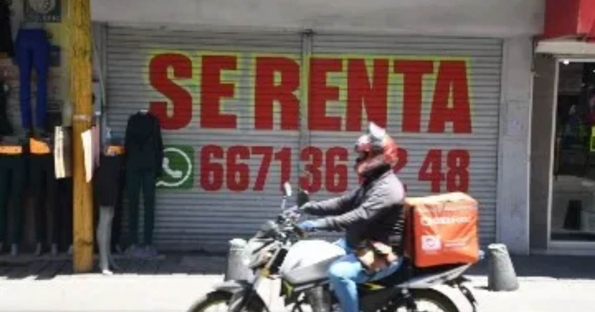 Tienda en Culiacán con cartel de 'SE RENTA' y motocicleta de entregas