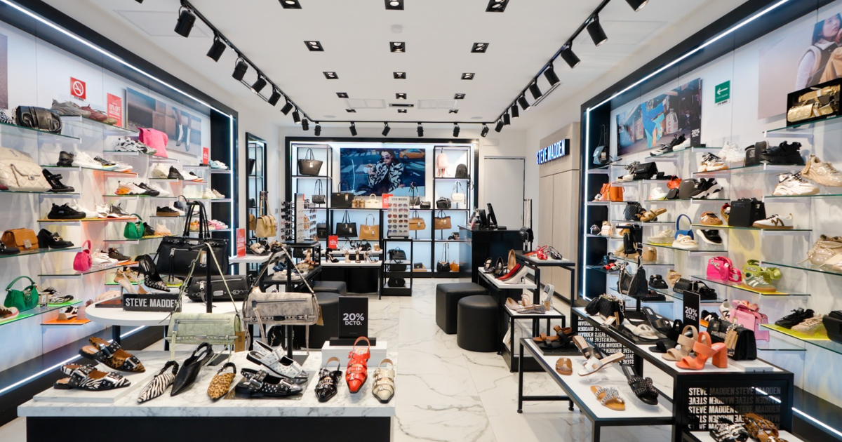 Interior de tienda de calzado y accesorios con estanterías organizadas y promociones visibles en Sinaloa.