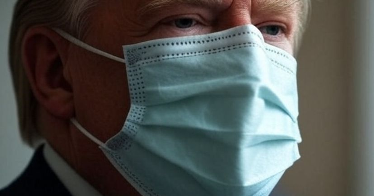 Rostro con mascarilla azul claro, destacando un ojo y parte de la oreja, con iluminación contrastante.