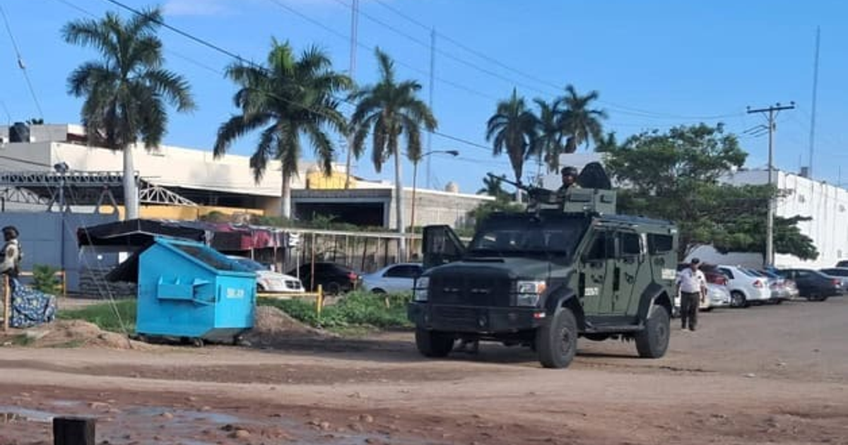 Vehículo militar patrullando en Culiacán tras incidente en Aguaruto