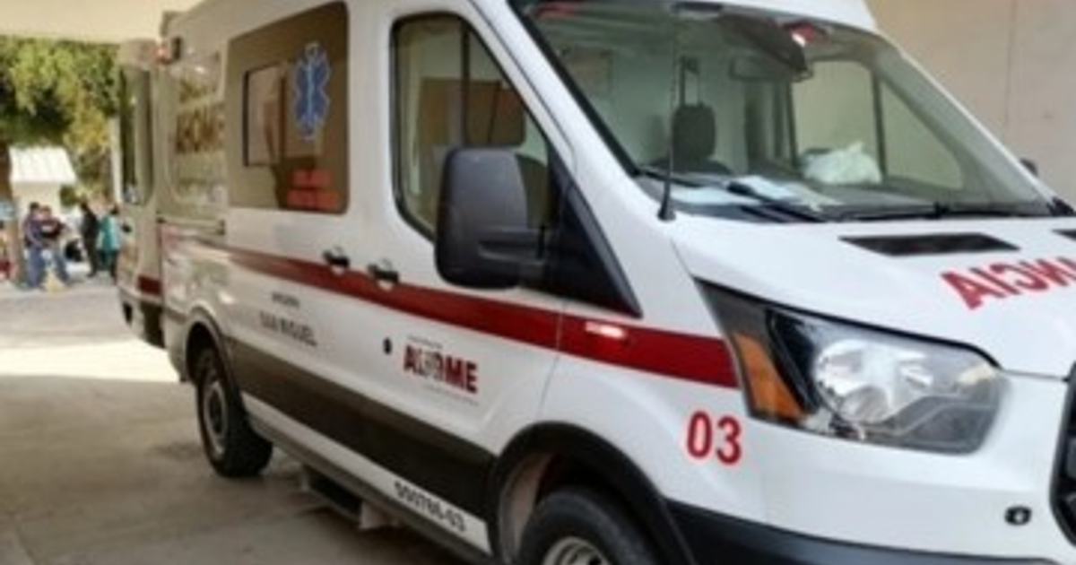 Ambulancia blanca con detalles rojos y símbolo de cruz en emergencia médica en Los Mochis