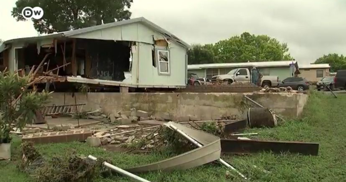 Casa dañada por inundaciones en Texas con escombros y colapso estructural visible.