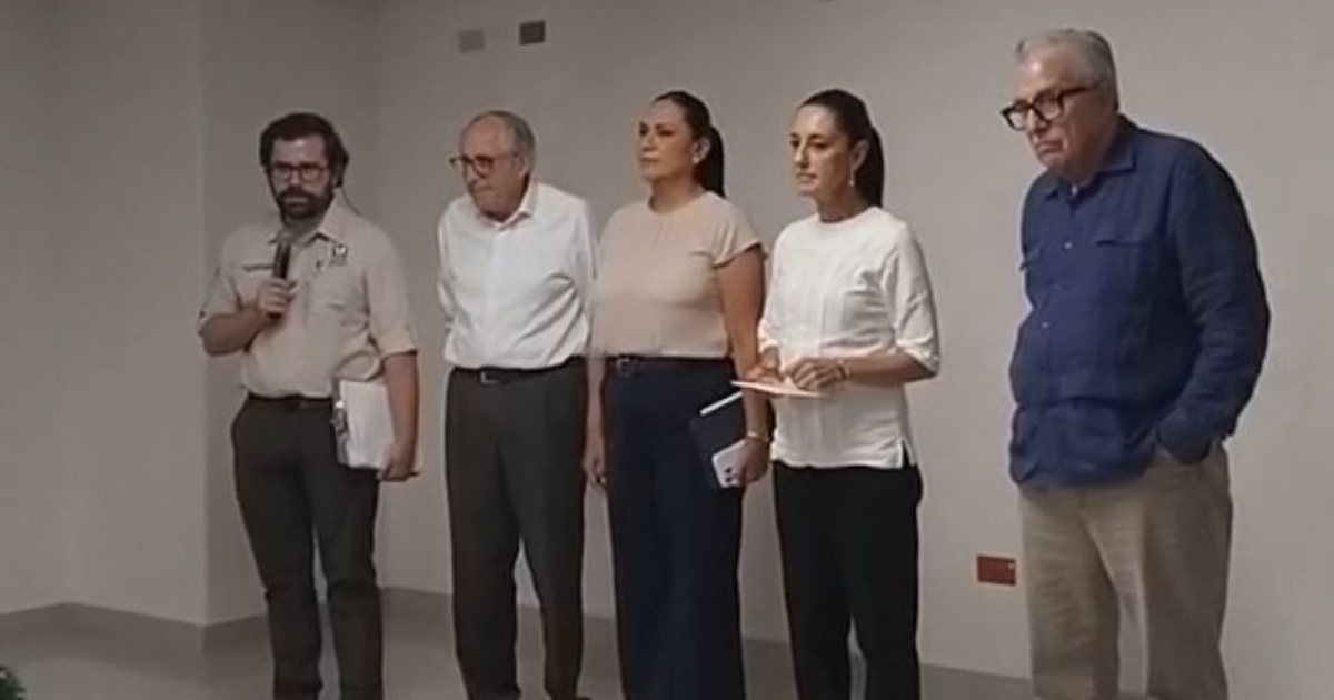 Cinco personas en un evento formal sobre inversión en salud en Sinaloa, con un hombre hablando al micrófono.