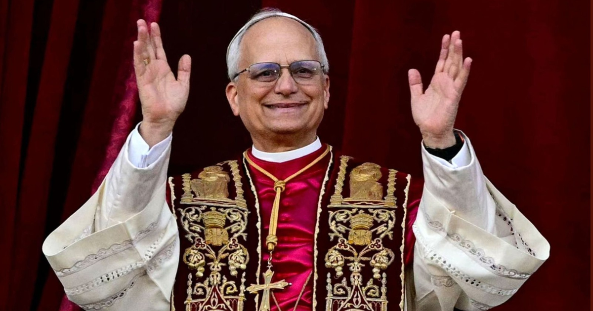 Figura religiosa sonriente con vestimenta litúrgica, en el contexto de la visita papal a México.