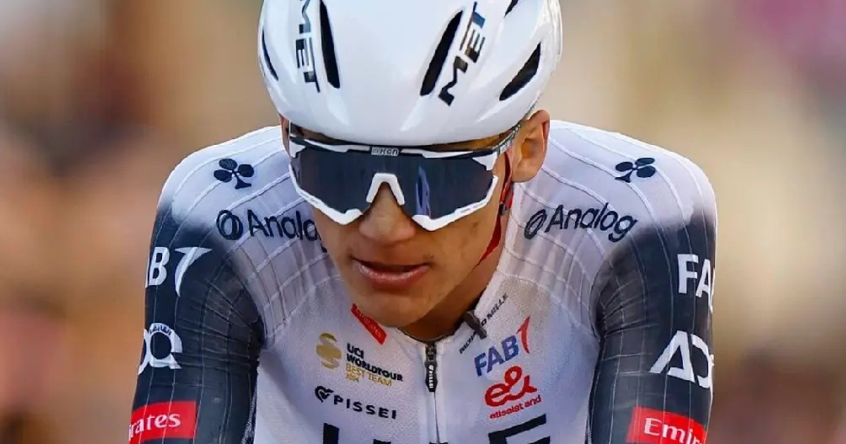 Ciclista Isaac del Toro en acción con casco blanco y gafas de sol durante el Tour de Austria