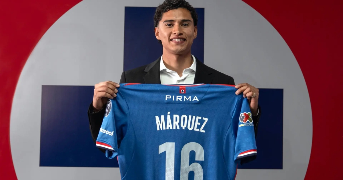 Jeremy Márquez con camiseta del Cruz Azul, sonriendo en su presentación oficial.