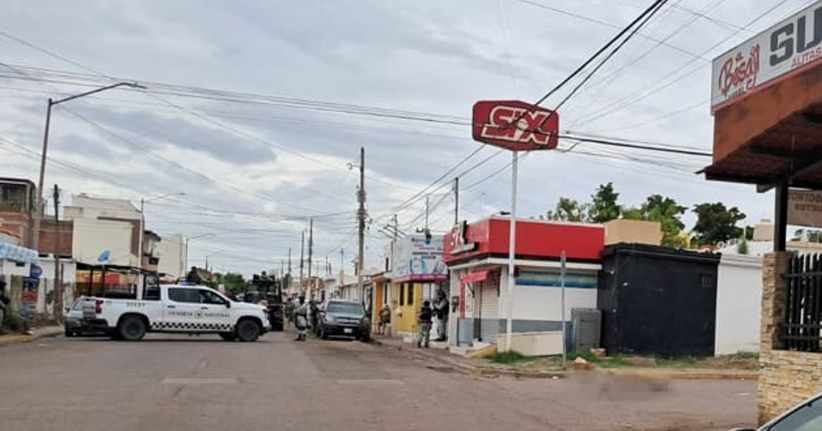Camioneta de policía bloqueando calle en Culiacán tras ataque armado