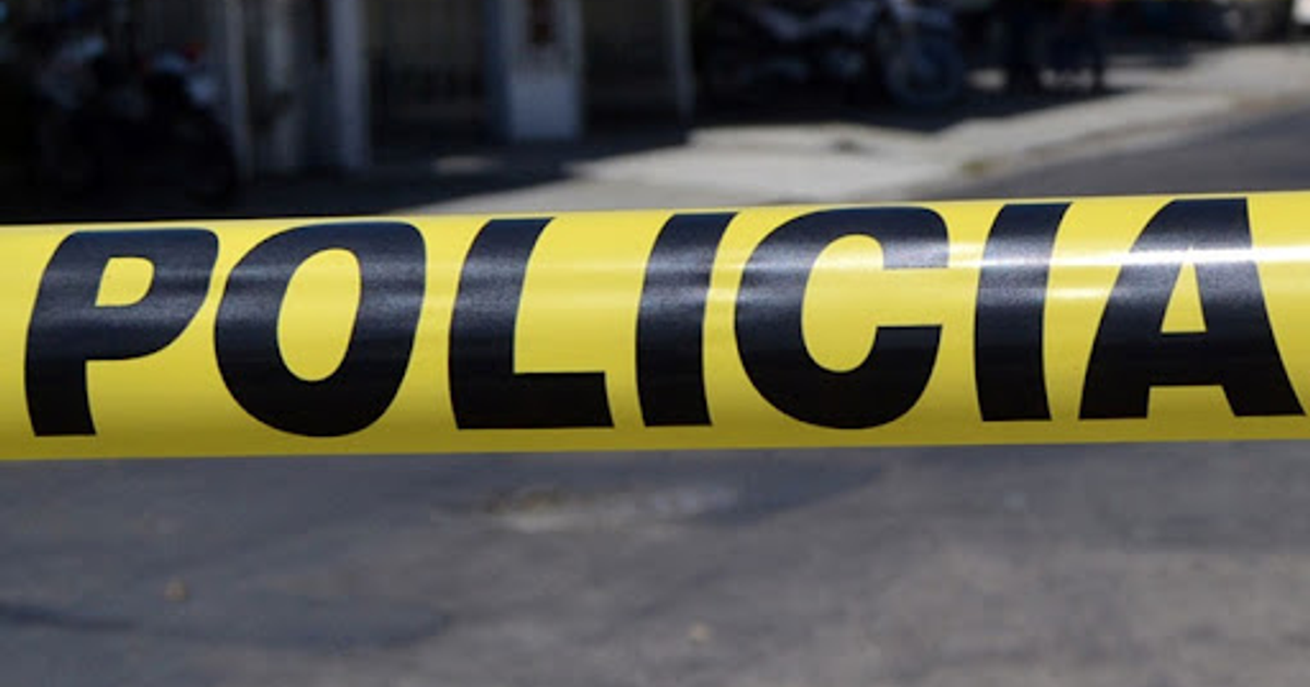 Cinta amarilla de advertencia policial en escena de asalto en Mazatlán