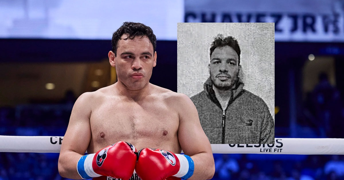 Boxeador en el ring con guantes de box junto a un retrato en blanco y negro.