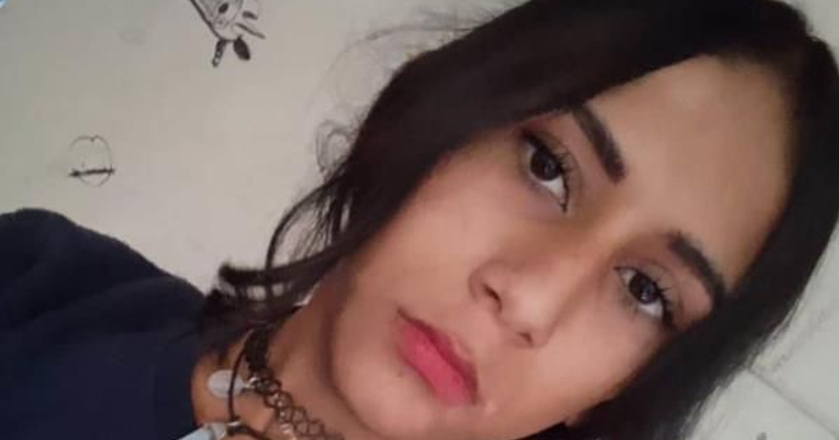 Kassandra Oz, adolescente trans desaparecida en Sinaloa, sonriente en una foto reciente.