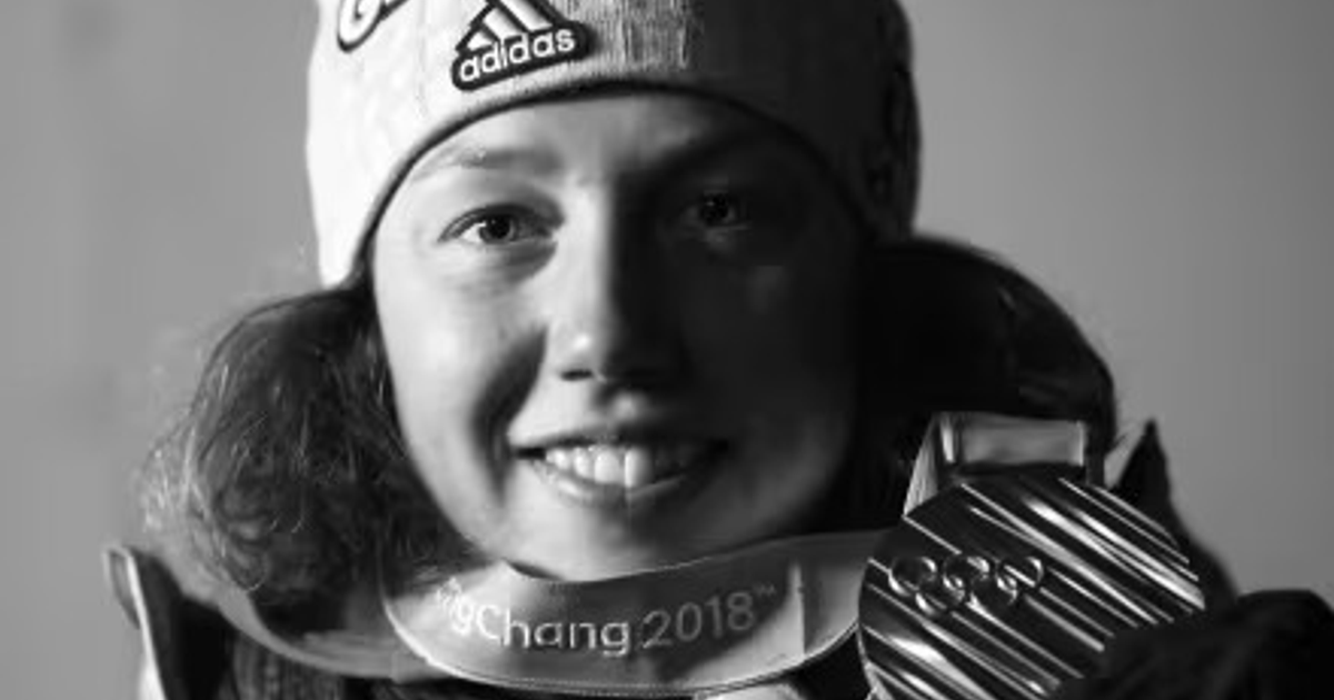 Laura Dahlmeier sonriendo con medalla de PyeongChang 2018 y gorro Adidas