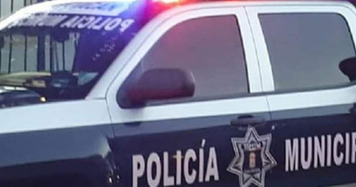 Vehículo de la Policía Municipal con luces intermitentes durante operativo en Culiacán