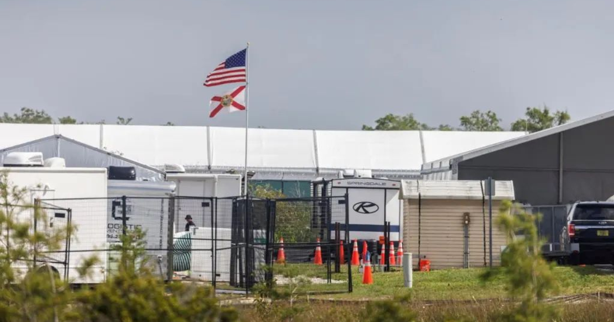 Paisaje en Florida con estructura, banderas de EE.UU. y Florida, y señales de tráfico.
