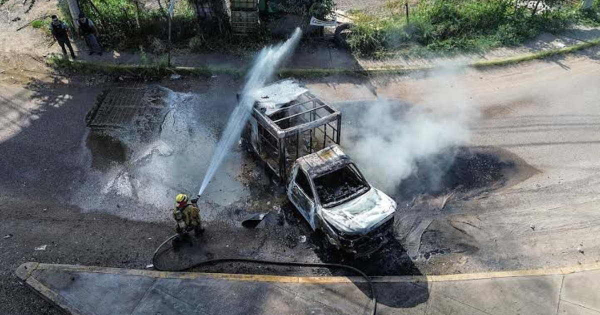 Bombero apagando incendio en vehículo en Sinaloa