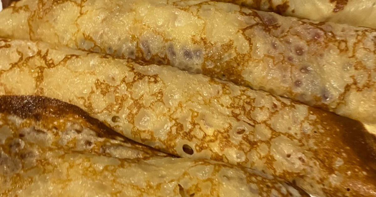 Crepas doradas apiladas, evocando la tradición de kekis en Mazatlán durante la llovizna.