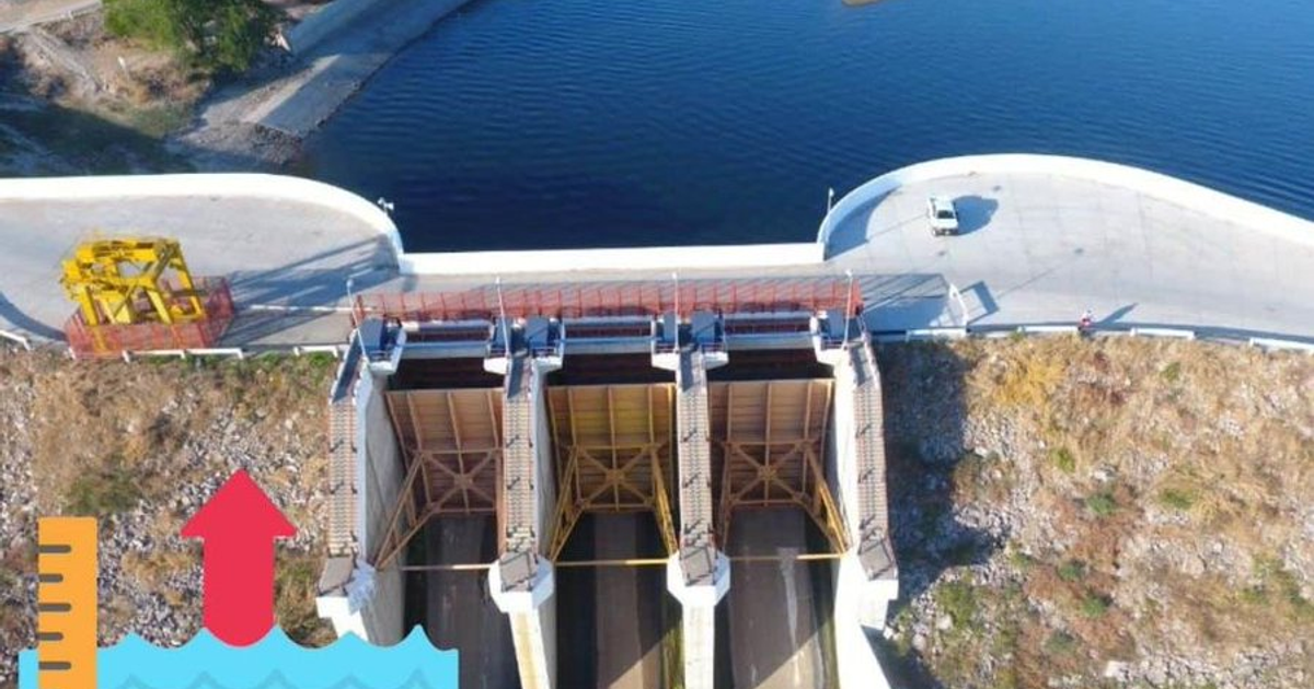 Vista aérea de una presa con compuertas y estructura amarilla, relacionada con el pronóstico de lluvias en Sinaloa.