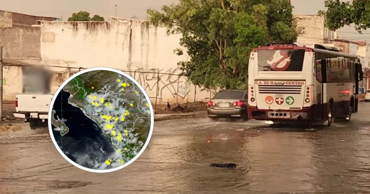 Calle inundada en Sinaloa con vehículos atrapados y mapa climático en recuadro.