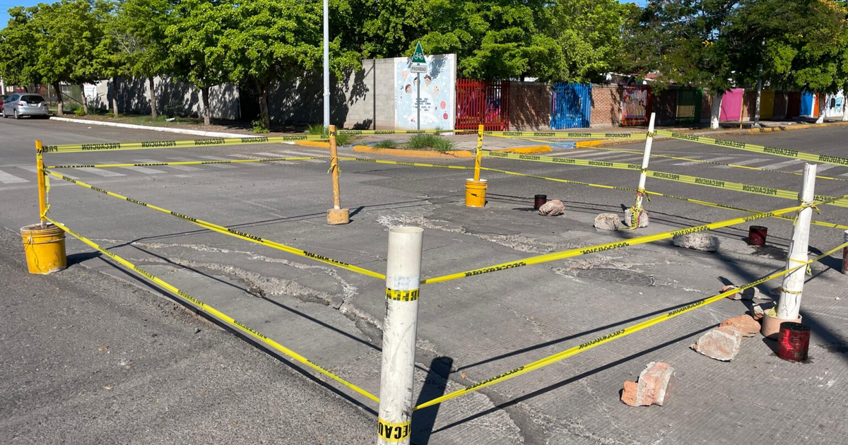 Calle en Los Mochis con zona acordonada por levantamiento de losa de concreto