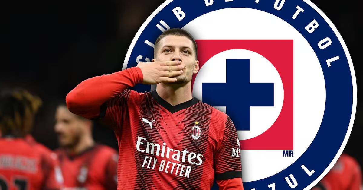 Jugador del AC Milan gesticulando con el logotipo de Cruz Azul al fondo