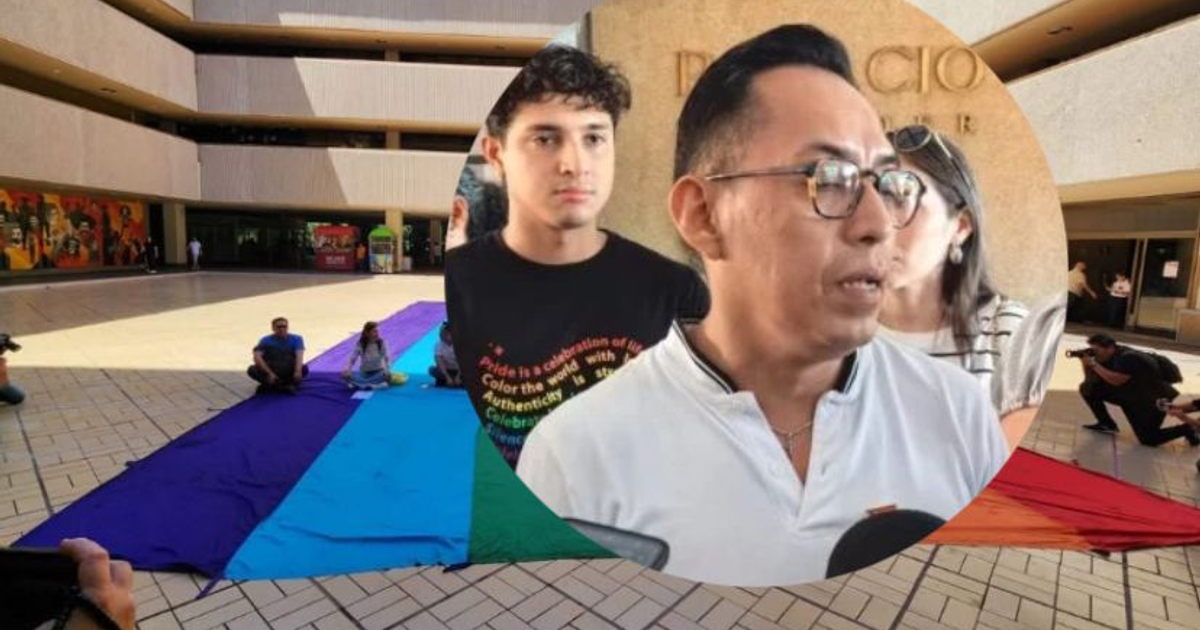 Protesta pacífica LGBT en Culiacán con bandera de colores y manifestantes sentados