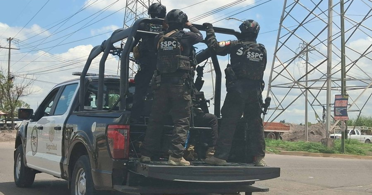 Vehículo de seguridad con personal táctico en Culiacán, Sinaloa, tras mantas del crimen organizado.