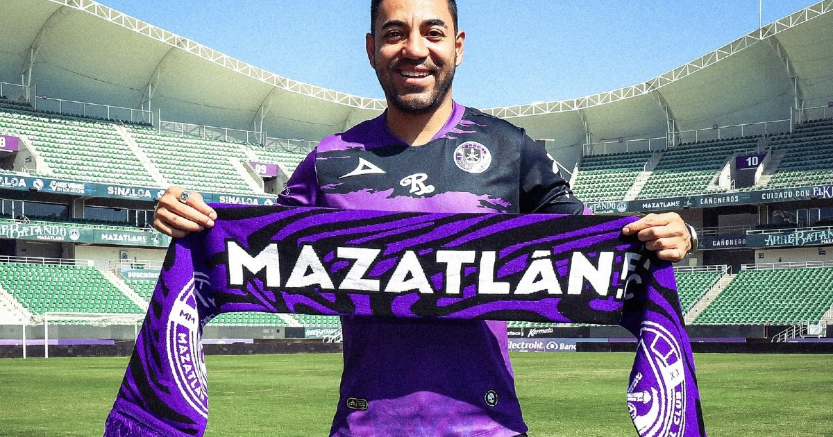 Hombre con bufanda de Mazatlán FC en estadio