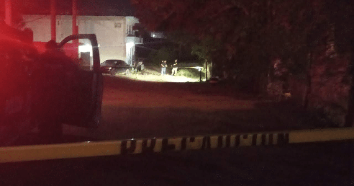 Patrulla de policía con luces rojas y cinta de seguridad en escena nocturna de crimen cerca de UPSIN