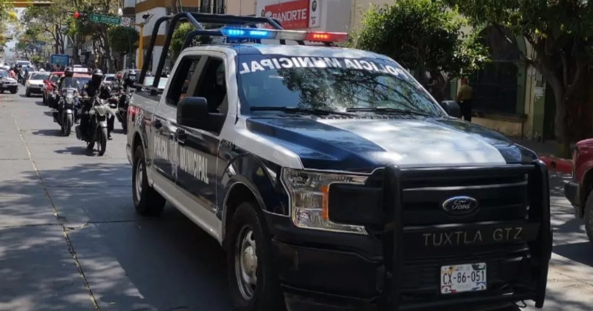 Camioneta de la policía municipal en operativo en Tuxtla Gutiérrez, Chiapas, relacionada con investigación de homicidio.