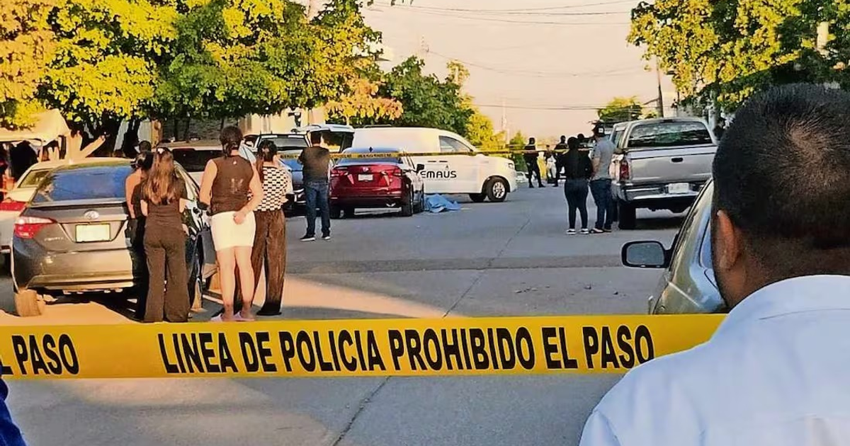 Escena policial en Sinaloa con cinta de prohibido el paso y vehículos de emergencia.