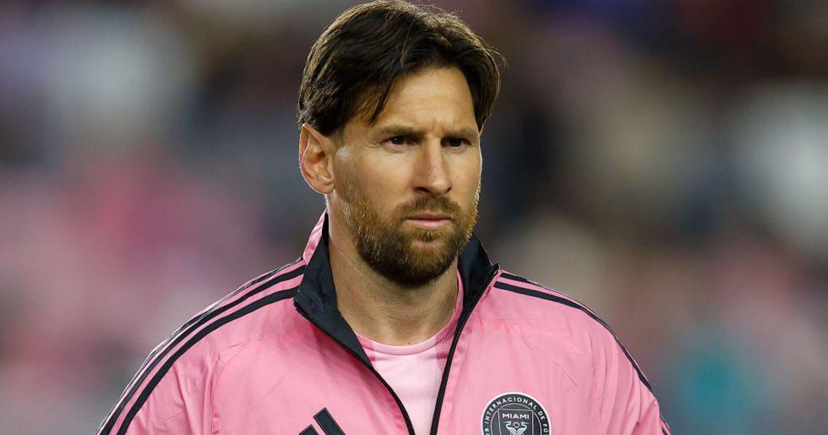 Persona con chaqueta rosa en un entorno de fútbol, relacionada con el debut de Messi en Inter Miami.