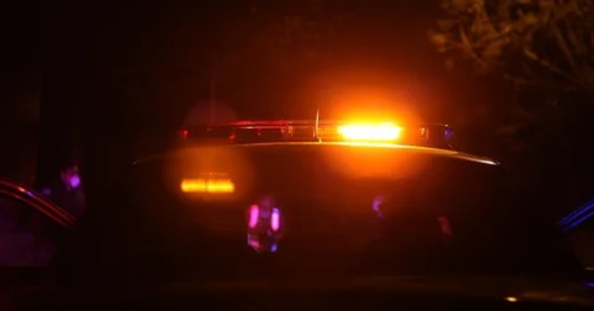 Vehículo de policía con luces de emergencia encendidas en la noche, Sinaloa.