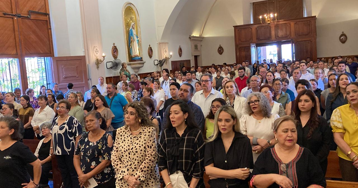 Grupo de personas en un servicio religioso conmemorativo en una iglesia, recordando a Héctor Melesio Cuen Ojeda.