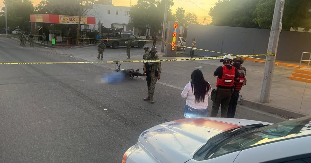 Escena de emergencia con motocicleta caída y personal militar en Culiacán