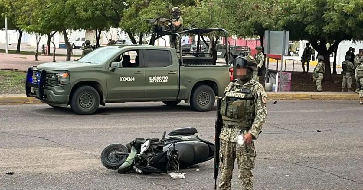 Vehículo militar y motocicleta caída en operativo en Culiacán