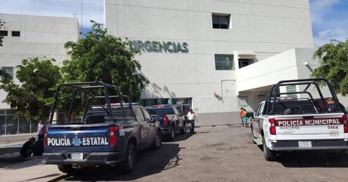 Fachada del Hospital General de Los Mochis con presencia policial