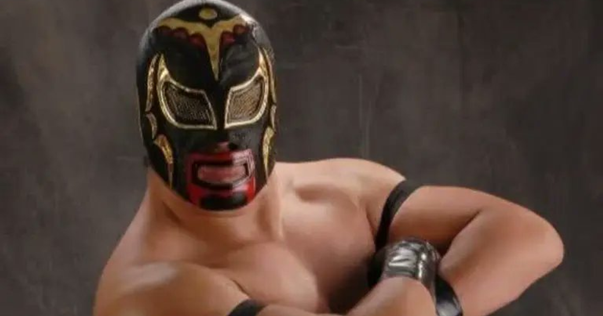 Nosferatu, luchador mexicano, con máscara negra y detalles dorados y rojos, en postura de combate.
