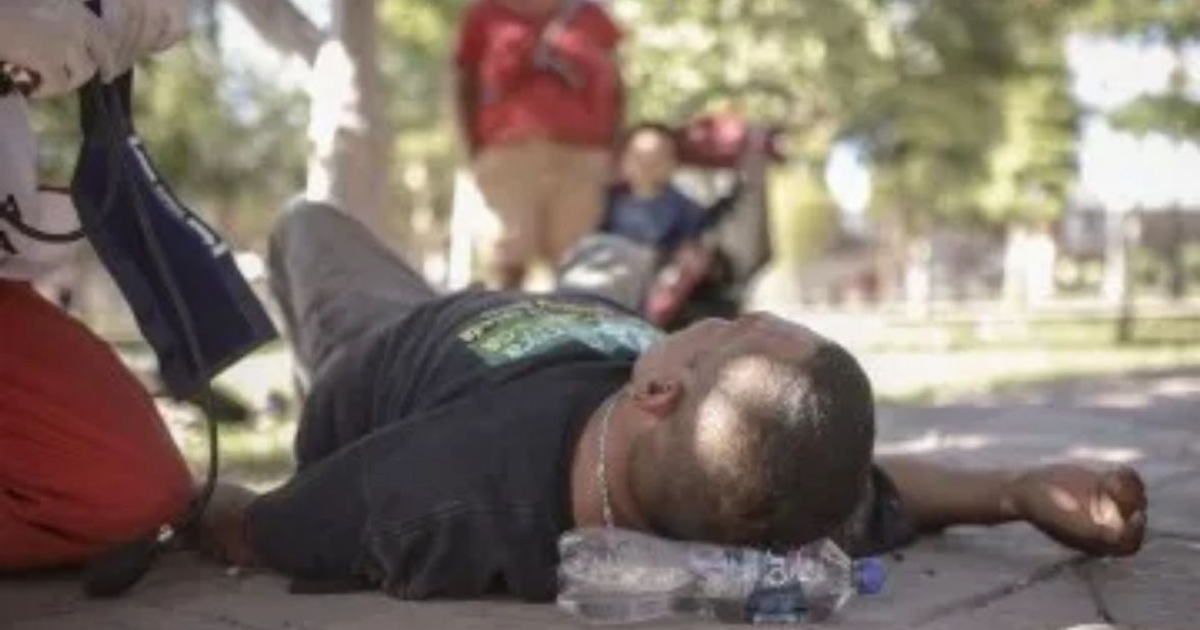 Persona recibiendo asistencia en parque debido a calor extremo