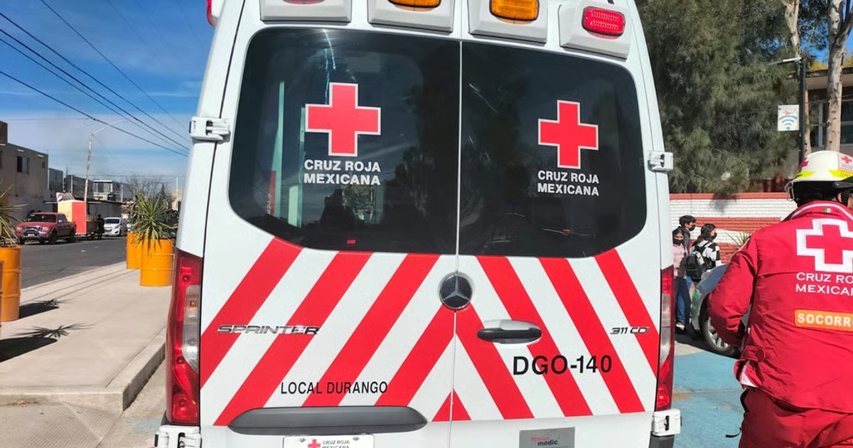 Ambulancia de la Cruz Roja Mexicana con paramédico en entorno urbano