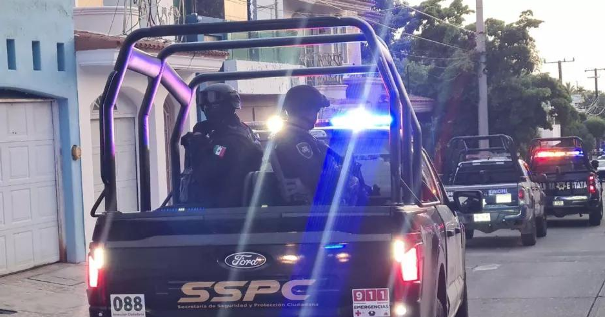 Camioneta policial con oficiales armados en Culiacán, operativo tras incidente de disparo.
