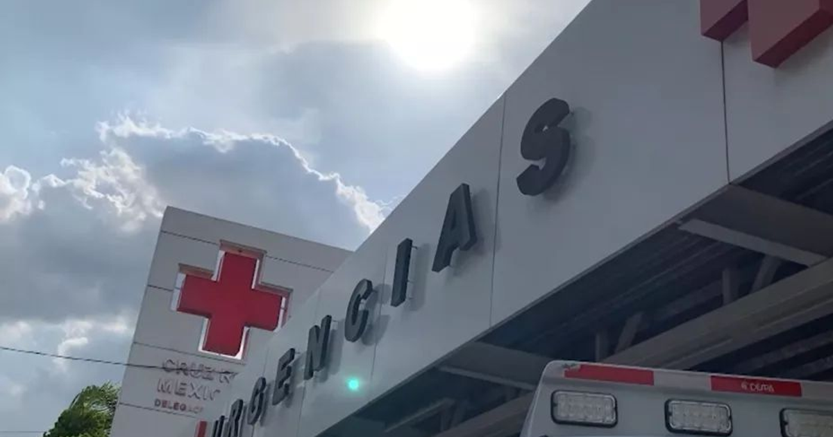 Fachada de la Cruz Roja en Culiacán con cruz roja distintiva, cielo nublado.